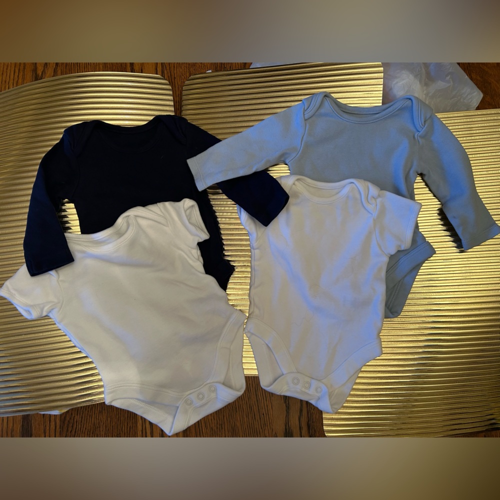 George brand Baby Bodysuits. 4Set: 1 Dk Blue, 1 LtBlue, & 2White. New w/o tags.
